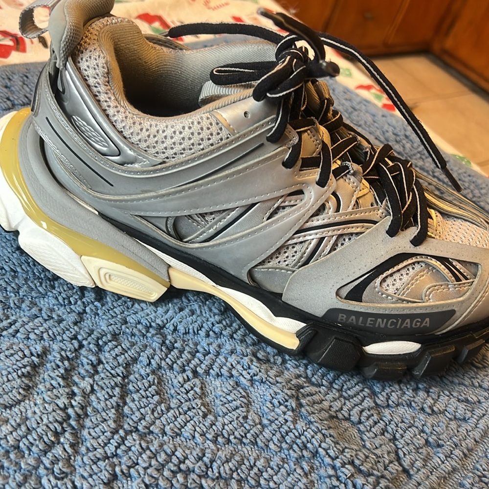 gently used fits a size 9 - Picture 3 of 5